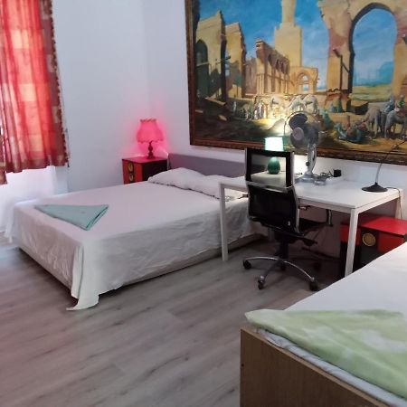 A Room In A Beautiful Apartment In The City Center Milão Exterior foto