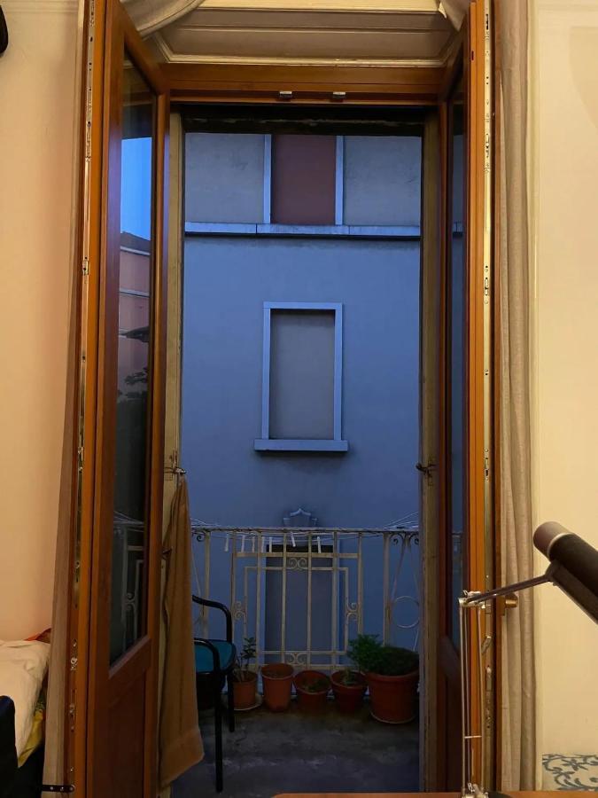 A Room In A Beautiful Apartment In The City Center Milão Exterior foto