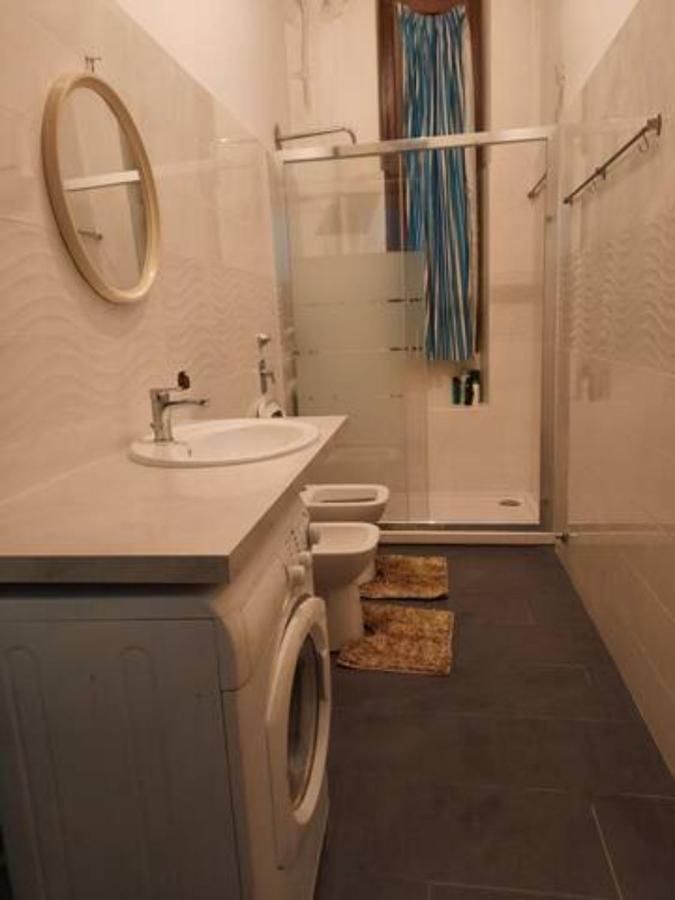 A Room In A Beautiful Apartment In The City Center Milão Exterior foto