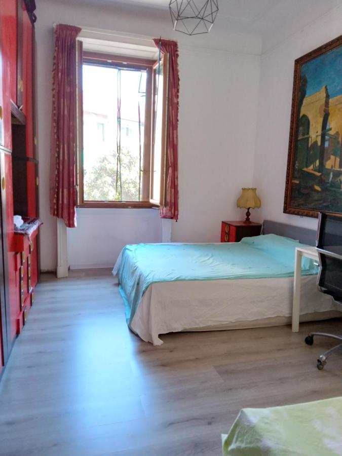A Room In A Beautiful Apartment In The City Center Milão Exterior foto
